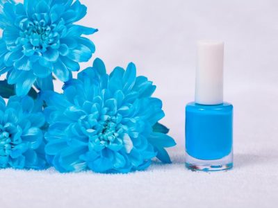 Blue nails polish decorated with chrysanthemum flowers